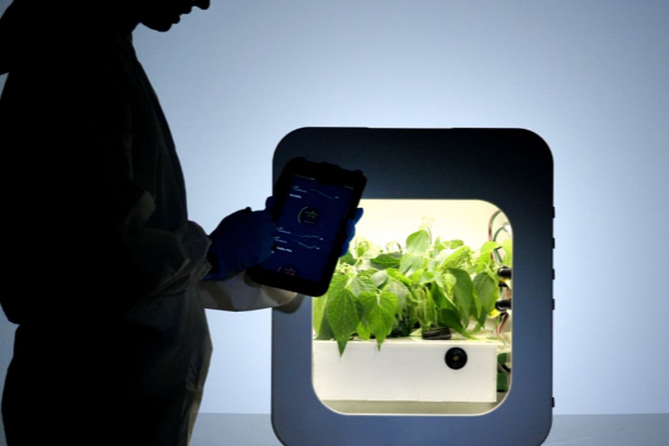 Food pods and VF to help us grow crops on Mars