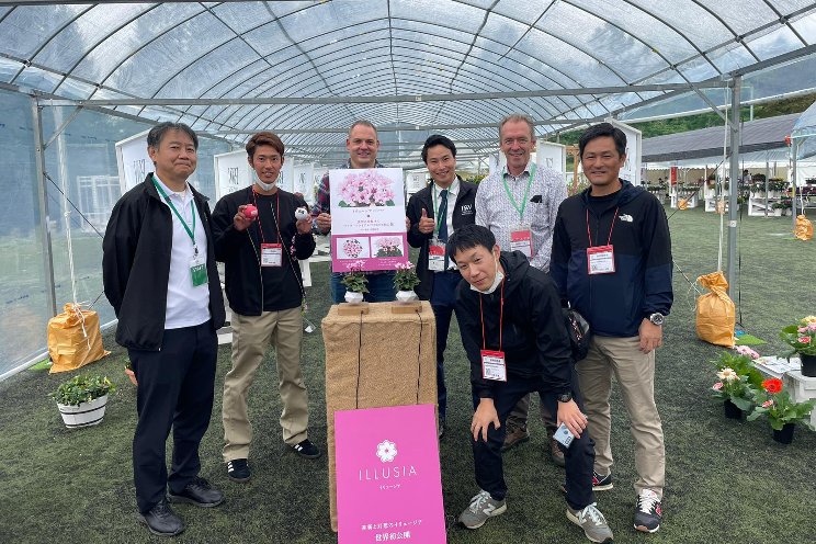 Schoneveld breeding won Japan Flower of the year