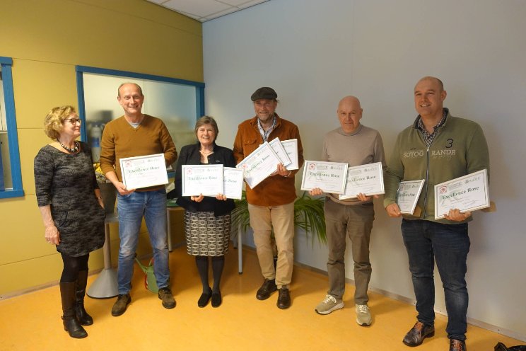 KVBC honours ten roses with Certificates of Excellence KVBC honours ten roses with Certificates of Excellence
