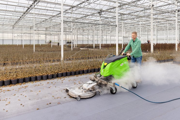 Optimal cleaning of greenhouse floors with Floorcleaner+