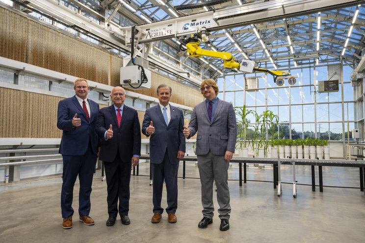 The automated precision phenotyping greenhouse