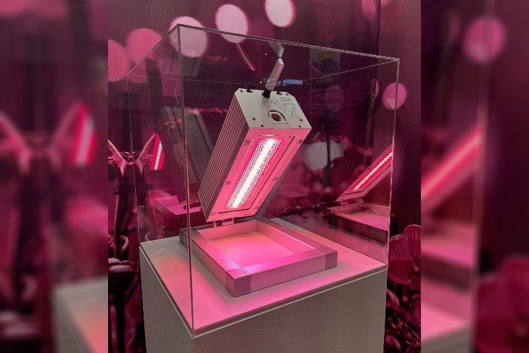Water-cooled LED fixtures achieve an output of 4730 μmol/s Water-cooled LED fixtures achieve an output of 4730 μmol/s