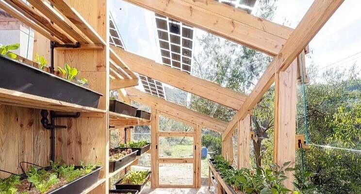 Solar greenhouse, a self-sufficient cultivation system Solar greenhouse, a self-sufficient cultivation system