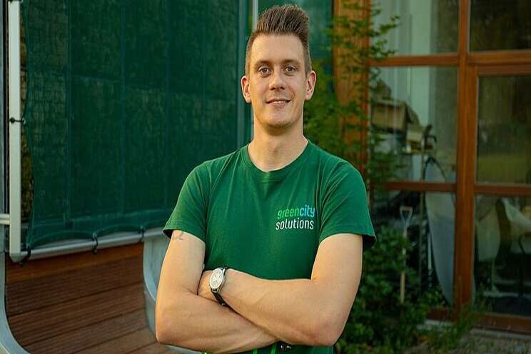 29-year-old horticulturist designed the 14-foot 'tree' 29-year-old horticulturist designed the 14-foot 'tree'
