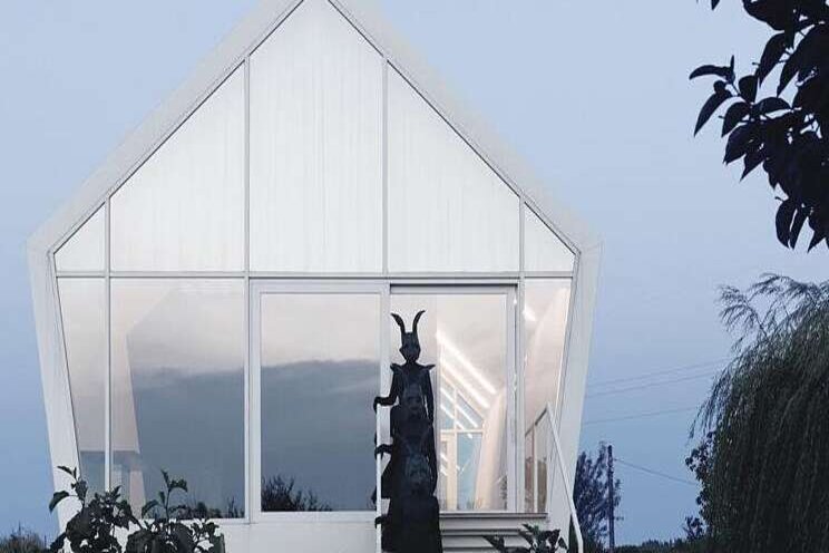 Greenhouse-inspired home harvests rainwater Greenhouse-inspired home harvests rainwater