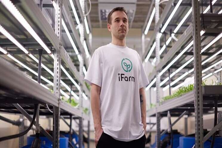 Automated vertical indoor farming Automated vertical indoor farming