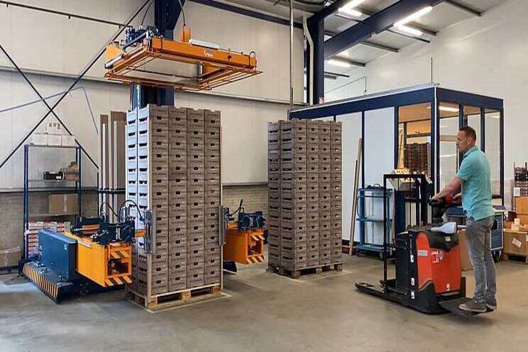 Mobile strapping machine with cornerboards automat Mobile strapping machine with cornerboards automat